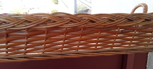 Cesta de mimbre con asas