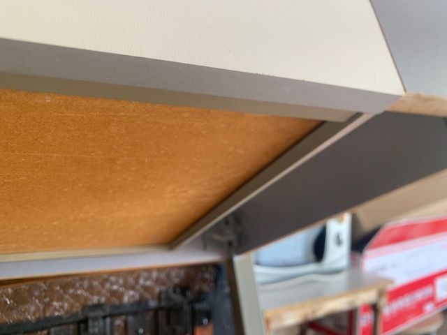 Mesa de cocina blanca metálica. Abierta 169 cms