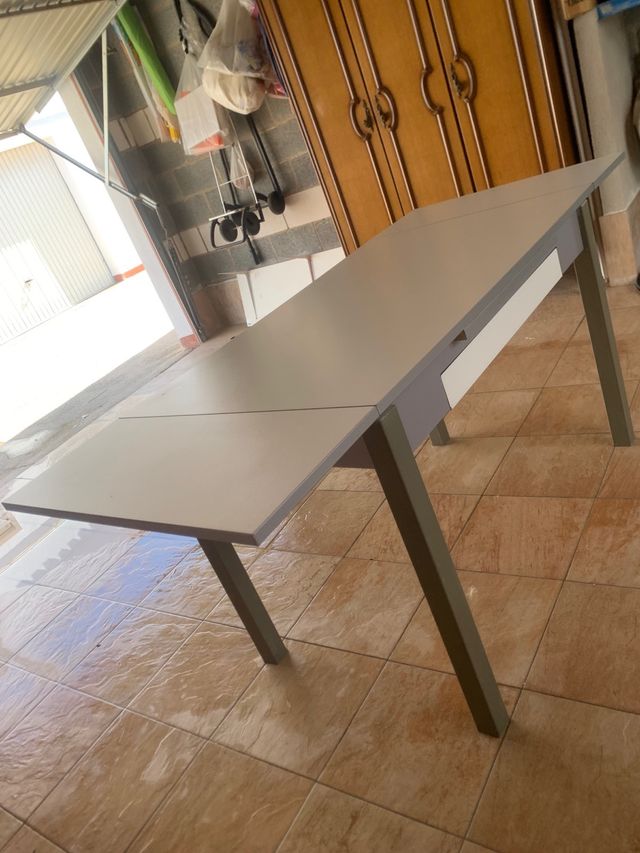 Mesa de cocina blanca metálica. Abierta 169 cms