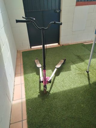 Patinete de niña rosa, blanco y negro