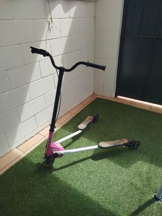 Patinete de niña rosa, blanco y negro