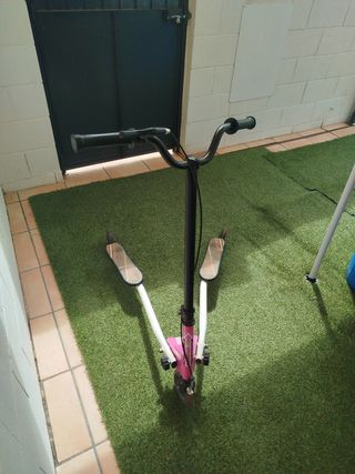 Patinete de niña rosa, blanco y negro