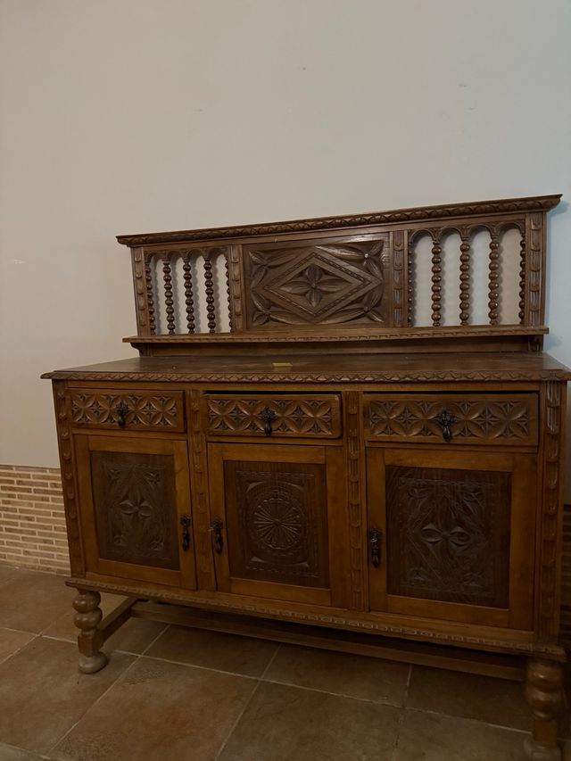 Mueble aparador de madera tallada