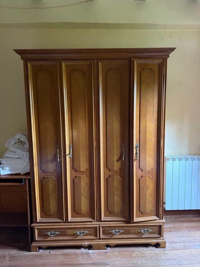 Armario de madera de 4 puertas