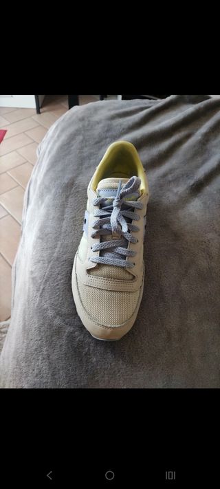 Scarpe beige e gialle