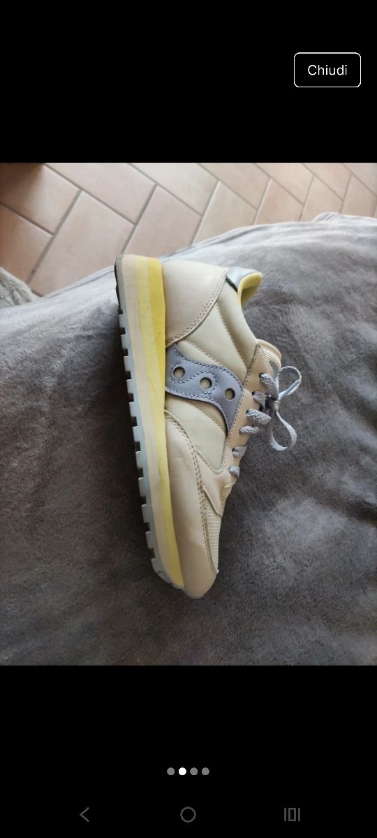 Scarpe beige e gialle