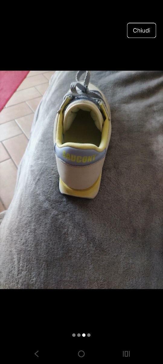 Scarpe beige e gialle