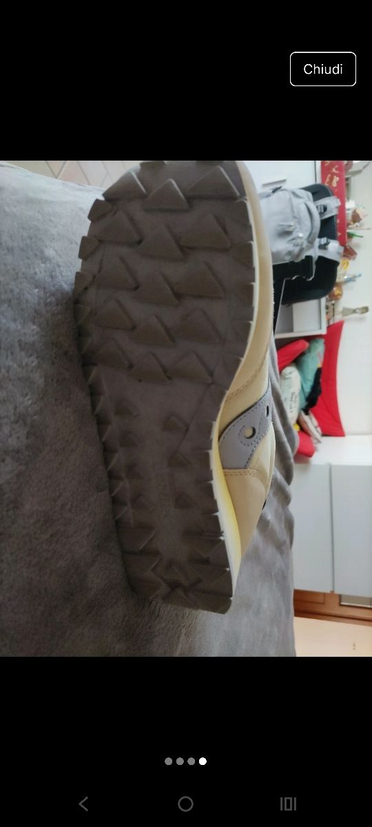 Scarpe beige e gialle