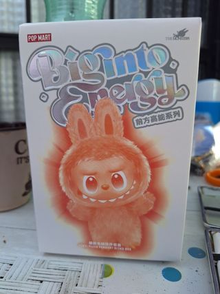 Caja POP MART Big Into Energy La Bubu