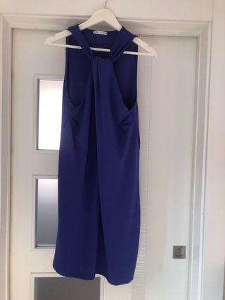 Vestido Zara azul con nudo y hombros al aire