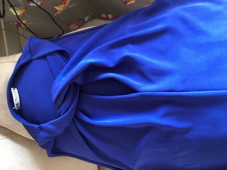 Vestido Zara azul con nudo y hombros al aire