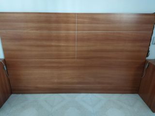 Cabecero de madera marrón