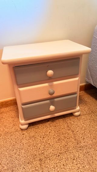 Mesita de noche de madera