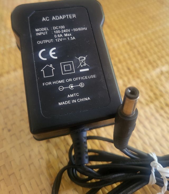 Adaptador de alimentação CA para CC.
