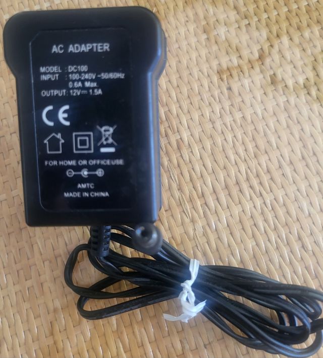 Adaptador de alimentação CA para CC.