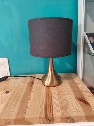 Lámpara de mesa dorada con tulipa en color granito