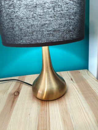 Lámpara de mesa dorada con tulipa en color granito