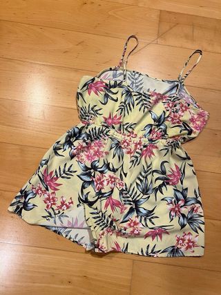 Mono corto floral con tirantes ajustables 