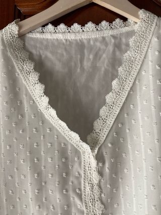 Camisa blanca de manga larga con encaje