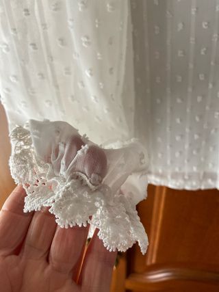 Camisa blanca de manga larga con encaje
