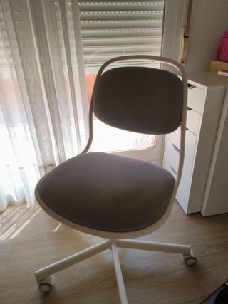 Silla de oficina con ruedas gris y blanca