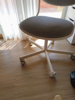 Silla de oficina con ruedas gris y blanca