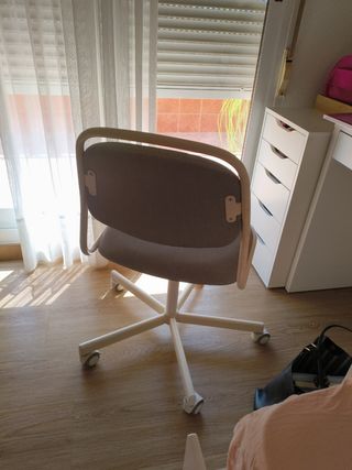 Silla de oficina con ruedas gris y blanca