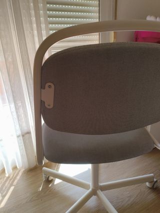 Silla de oficina con ruedas gris y blanca