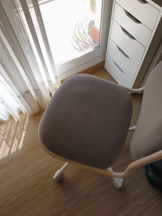 Silla de oficina con ruedas gris y blanca