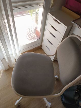 Silla de oficina con ruedas gris y blanca