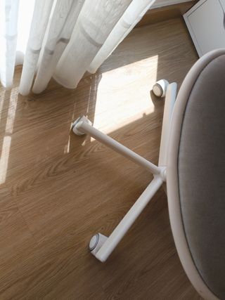 Silla de oficina con ruedas gris y blanca