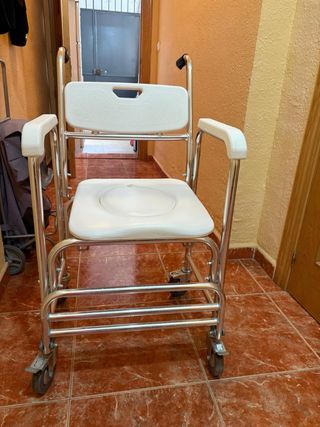 Silla WC con ruedas y asiento incorporado