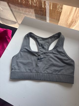 Top deportivo Nike gris