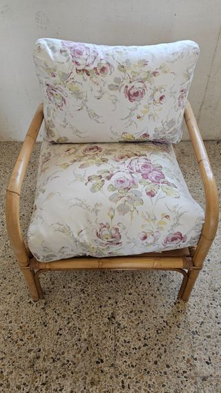 Sofá de bambú con cojines florales