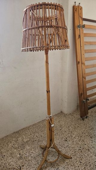 Sofá de bambú con cojines florales