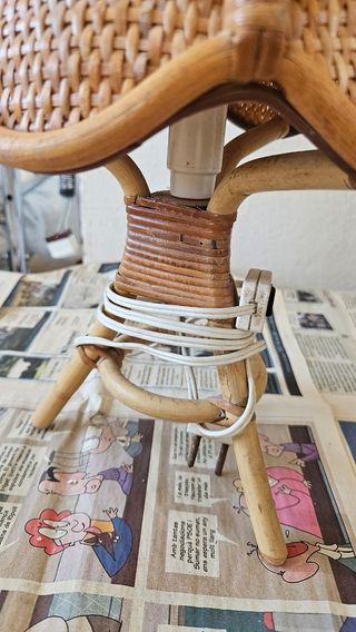 Sofá de bambú con cojines florales