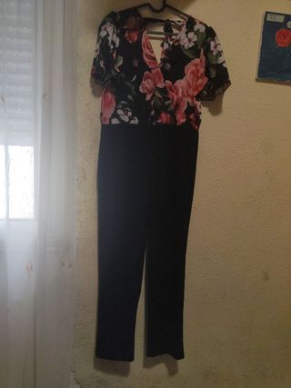 Mono floral con pantalón negro