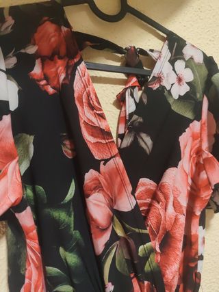 Mono floral con pantalón negro