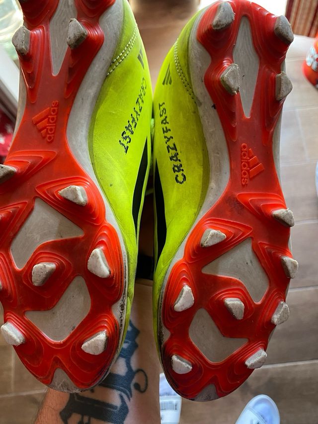 Zapatillas de fútbol amarillas y negras