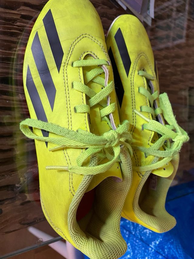 Zapatillas de fútbol amarillas y negras