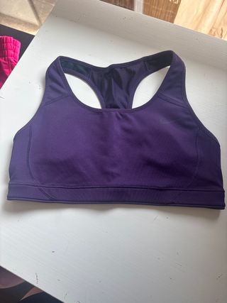 Top deportivo Nike morado