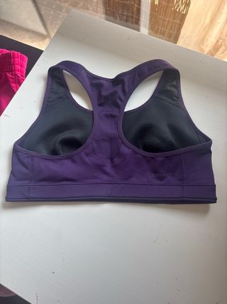 Top deportivo Nike morado