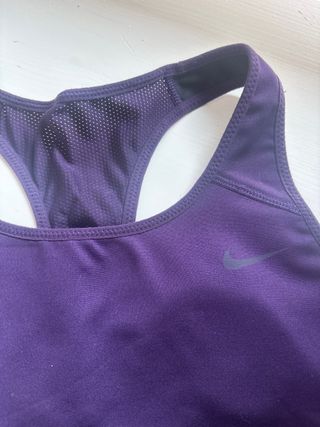 Top deportivo Nike morado