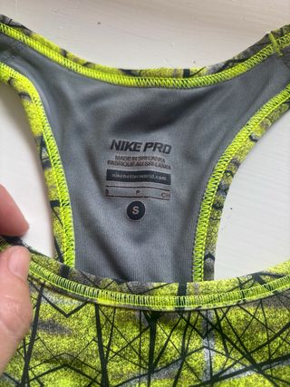 Top deportivo Nike Pro amarillo