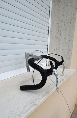 Manillar de bicicleta con potencia y manetas.