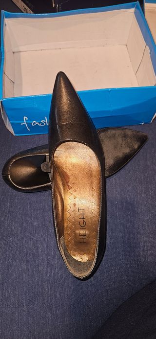 Zapatos de tacón chocolate efecto charol