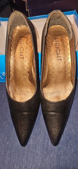 Zapatos de tacón chocolate efecto charol
