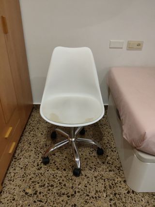 Silla de escritorio blanca.