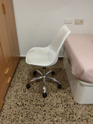 Silla de escritorio blanca.