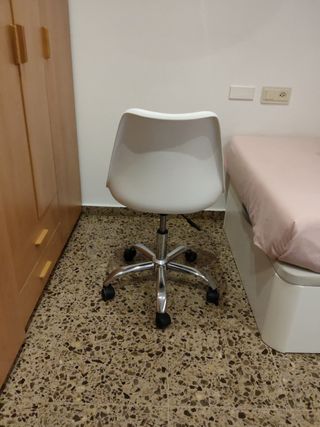 Silla de escritorio blanca.